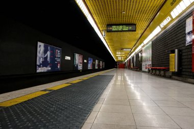 Milan, Italya-30 Aralık 2017: Metro İstasyonu platformu Porta Romana Milan.