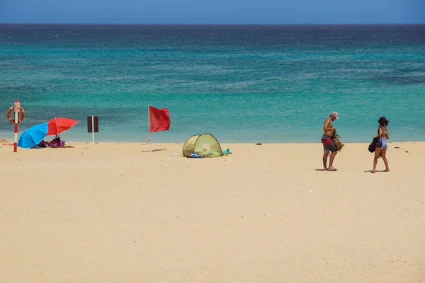 Fuerteventura Hiszpania Lip 2017 Ludzie Plaży Oceanu Szczycie Sezonu Fuerteventura — Zdjęcie stockowe