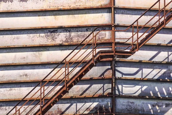 Beton Zylindrisches Industriesilo Mit Metalltreppe Mit Sicherheitsgeländer Und Großen Bohrrohren — Stockfoto