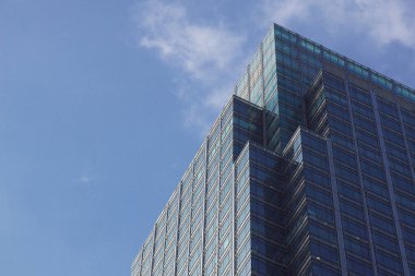 London, Büyük Britanya - 06 Nisan 2017: Canary Wharf, Londra'nın iki büyük iş bölgelerine biridir. . Mahallenin bütün Londra manzarası oluşturmak ofis binaları ile noktalı .