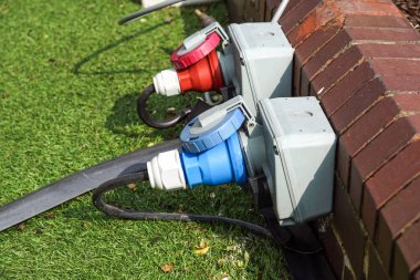 Kablo takılı bir elektrikli soket Zamanlayıcı. Bu bir güvenlik sorunu mevcut olabilir nemli havalarda açık havada kullanılır. Kasa üzerinde su damlaları