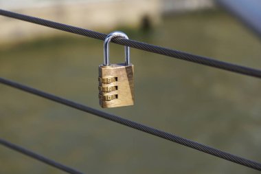 Seine Nehri üzerinde Pont Neuf üzerinde aşk asma kilitler, Paris, Fransa