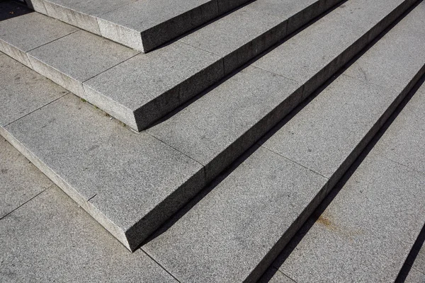 抽象的楼梯在黑白 抽象的台阶 台阶在城市 花岗岩台阶 宽的石头楼梯经常看见纪念碑和地标 宽的石头台阶 黑白相片 对角线 — 图库照片
