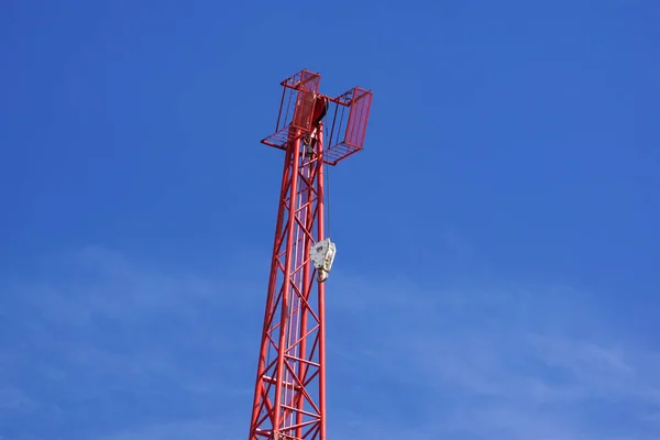 Grúa Roja Construcción Industrial Contra Cielo Azul Con Espacio Para — Foto de Stock