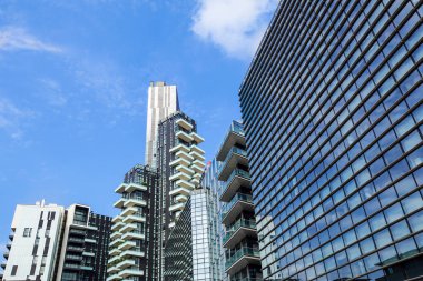 Milan, İtalya 04 Mart 2018: Milano şehrinin yeni ve modern siluetini oluşturan binaların ayrıntıları. Cuartiere şehrin modern şehirleşmesini yeniden başlattı. .
