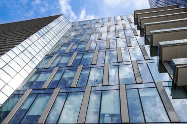 Modern mavi cam duvar ofis binası .