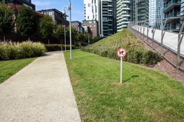 Parkta köpek izin verilen bir iz yok .