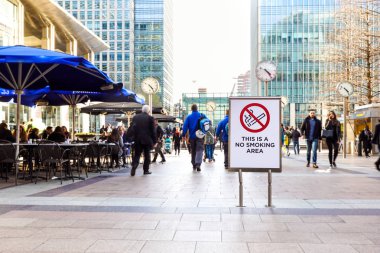 Londra, Ingiltere-25 Nisan: No sigara alanı sinyal. Londra 'nın kanarya iskelesindeki birkaç Sigara İçilmeyen alan bulunmaktadır. Sigarayı bırakmak için artan hassaslaştırma vardır .