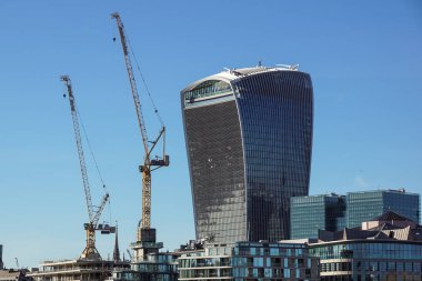 Londra, İngiltere - 25 Nisan: 25 Mayıs 2013 tarihinde Londra'da şehir yapım aşamasında iki gökdelenler arasında Kornişon