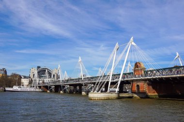 Thames Nehri Hungerford Köprüsü 'nde, Londra 'da. Ingiltere 