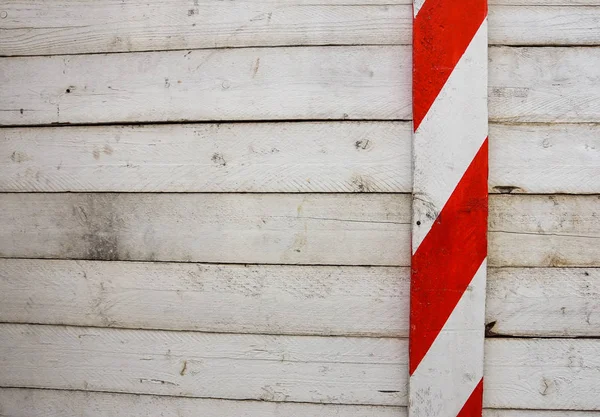 Czerwone Białe Bariery Drewniane Umieszczone Wzdłuż Ściany Placu Budowy — Zdjęcie stockowe
