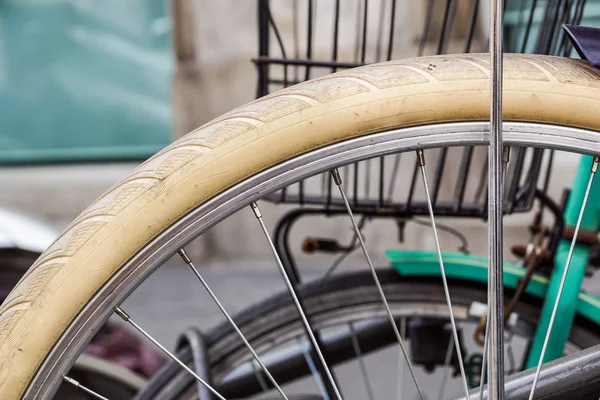 关闭自行车轮在城市的停车场 — 图库照片