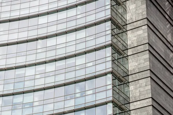事務所ビルの近代的な青いガラスの壁 — ストック写真