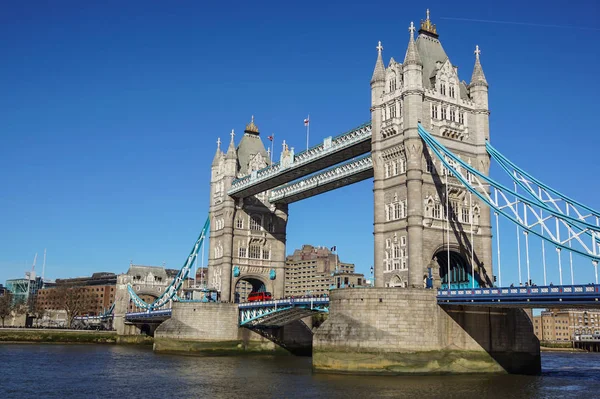 Tower Bridge Στο Λονδίνο Ηνωμένο Βασίλειο Ηλιόλουστη Μέρα — Φωτογραφία Αρχείου