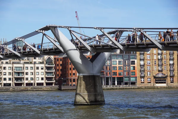 London Storbritannien Maj 2015 Turister Och Pendlare Millennium Bron Med — Stockfoto