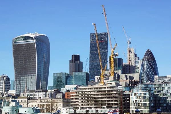 Londyn Anglia Kwietnia Ogórek Między Dwa Wieżowce Budowie Londynie Maja — Zdjęcie stockowe