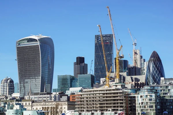 ロンドン イギリス ガーキン 2013 日にロンドン市に建設中の つの高層ビルの間 — ストック写真