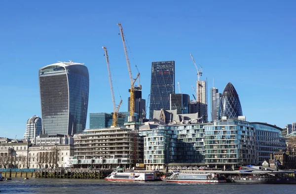 ロンドン イギリス ガーキン 2013 日にロンドン市に建設中の つの高層ビルの間 — ストック写真