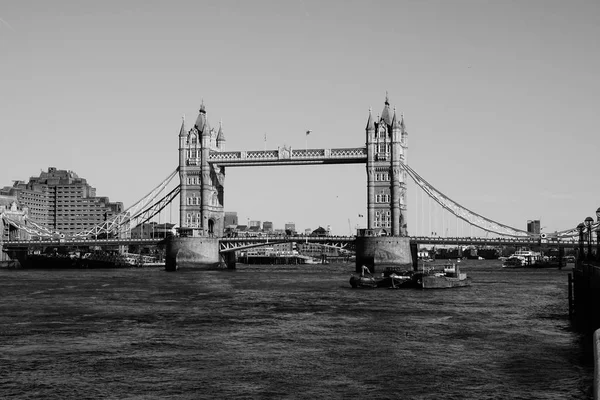 英国伦敦 4月9日 2017年4月9日在伦敦的塔桥 英国伦敦泰晤士河上的玄武岩塔桥 — 图库照片