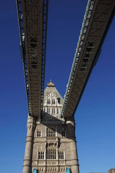Tower Bridge Στο Λονδίνο Ηνωμένο Βασίλειο Ηλιόλουστη Μέρα — Φωτογραφία Αρχείου