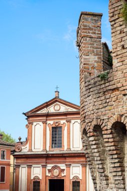 Kilise yakınında eski duvar Ortaçağ Kalesi mimarisi .