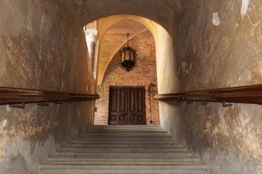 Tarihi Ingiliz katedralinde Ortaçağ kapısı .