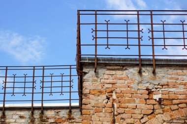 kalenin önünde Ortaçağ balkon kırmızı tuğla cephe üzerinde .