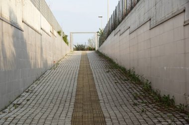 Kaldırım kılavuzları için kör. Sarı beton cobblestones geçit körlüğü insanlar için üzerinde .