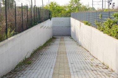 Kaldırım kılavuzları için kör. Sarı beton cobblestones geçit körlüğü insanlar için üzerinde .