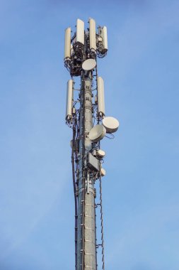 İletişim kule anten ile böyle bir cep telefonu kule, Cellphone Tower, mavi gökyüzü arka planda telefon Pole.