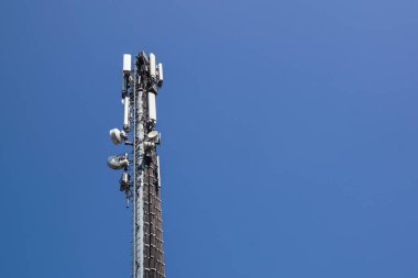 Mavi gökyüzü arka plan ile iletişim kule anten .