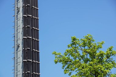 Endüstriyel kule ve mavi gökyüzü merdiven