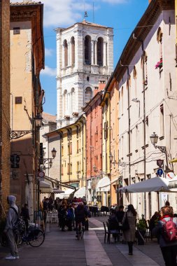 Ferrara, İtalya - 11 Mayıs 2013. Eski insanlar ve dükkanlar, Ferrara Merkezi, Ferrara Cathedral yakınındaki zarif ve önemli ortaçağdan kalma şehir bina görünümü. Emilia-Romagna bölgesinin .