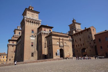 Ferrara, İtalya - Haziran 2017: Castello Estense Ferrara şehir görünümünü. Castello Estense Este Kalesi, Castello di San Michele, St Michael castle kentinin merkezinde'deki moated Ortaçağ Kalesi .