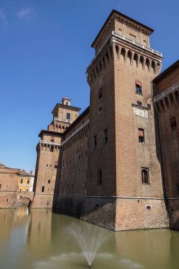 Ferrara, İtalya - Haziran 2017: Castello Estense Ferrara şehir görünümünü. Castello Estense Este Kalesi, Castello di San Michele, St Michael castle kentinin merkezinde'deki moated Ortaçağ Kalesi .