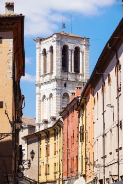 Ismarlayarak bir güzel küçük tarihi Ortaçağ Tuscan kasaba Monteriggioni ve onun eski kilise .