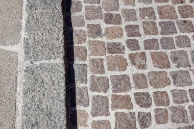 Tuğla döşeme fayansı, üst manzara. Arka plan olarak şehir dokusu.