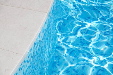 Yüzme Havuzu, plaj suda yansıyan güneş