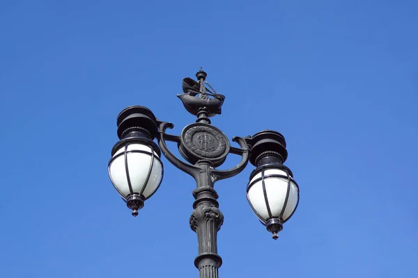 Velho Clássico Urbano Iluminação Pública Céu Azul — Fotografia de Stock