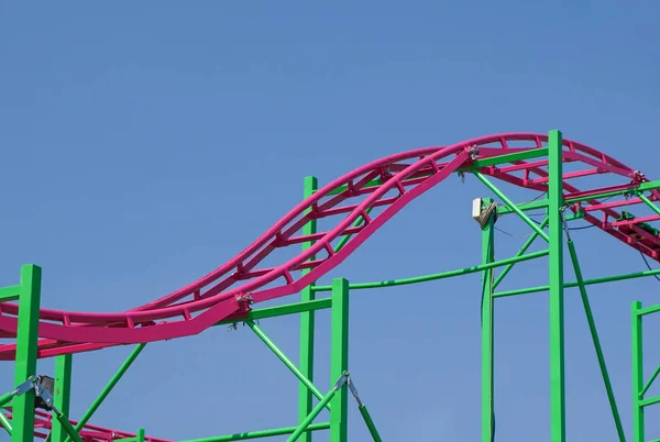 Rollercoaster Trilha Contra Céu Azul Brilhante — Fotografia de Stock