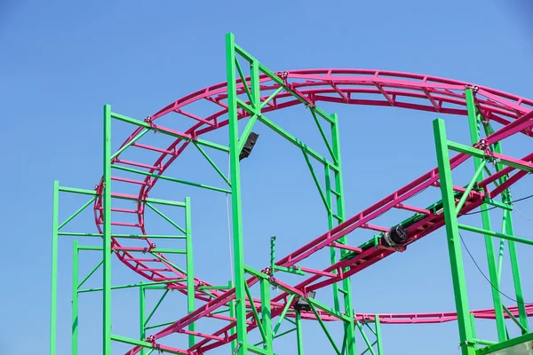 Rollercoaster Utwór Przeciwko Genialne Niebieskie Niebo — Zdjęcie stockowe