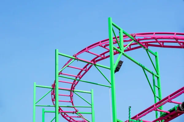 Rollercoaster Track Contro Cielo Blu Brillante — Foto Stock