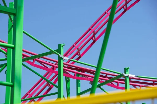 Rollercoaster Track Tegen Een Stralende Blauwe Lucht — Stockfoto