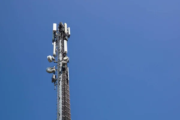 Κεραία Επικοινωνίας Πύργος Μπλε Ουρανό Φόντο — Φωτογραφία Αρχείου