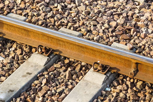 Eisenrostiges Eisenbahndetail Über Dunklen Steinweg — Stockfoto
