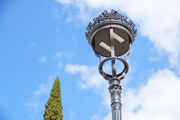 Pólos Liderados Luz Rua Contra Céu Azul Com Nuvens Espaço — Fotografia de Stock