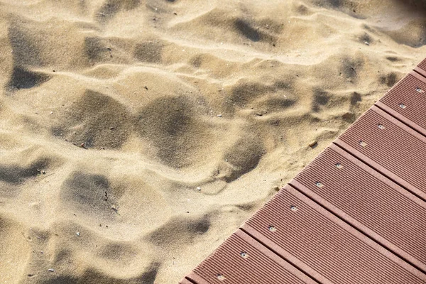 Wyblakły drewniane promenady na piaszczystych wydmach — Zdjęcie stockowe
