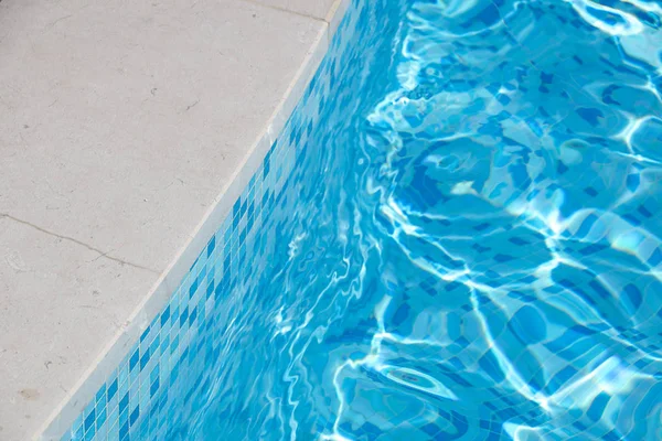 Die Sonne spiegelt sich im Strandwasser im Schwimmbad — Stockfoto