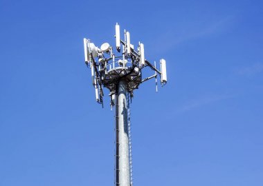 Cep telefonu iletişim kule mavi gökyüzü karşı çoklu antenler ile üst kısmı