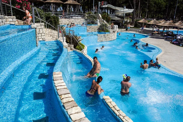 Torvaianica, Włochy - lipca 2017: Ludzi, zabawy w basenie w parku wodnego Zoomarine Park acqua — Zdjęcie stockowe